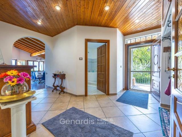 Villa in vendita a Brissago Valtravaglia VA