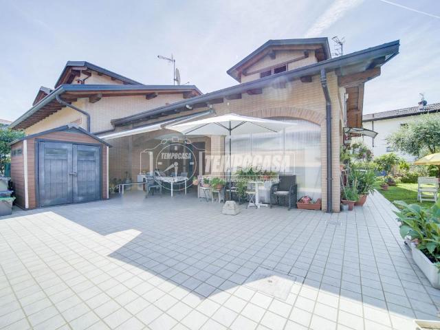 Villa in vendita a Buguggiate