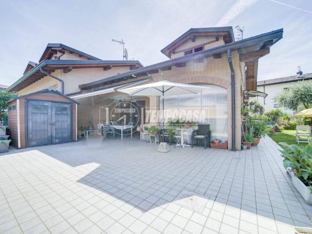 Villa in vendita a Buguggiate VA