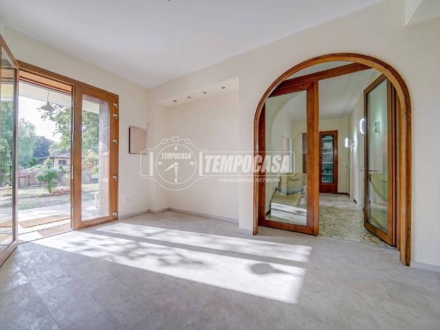 Villa in vendita a Buguggiate VA