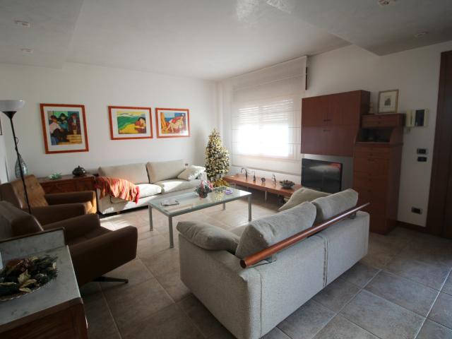 VILLA in VENDITA a GODEGA DI SANT'URBANO di 8 vani