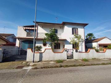 Villa in vendita a Goro FE