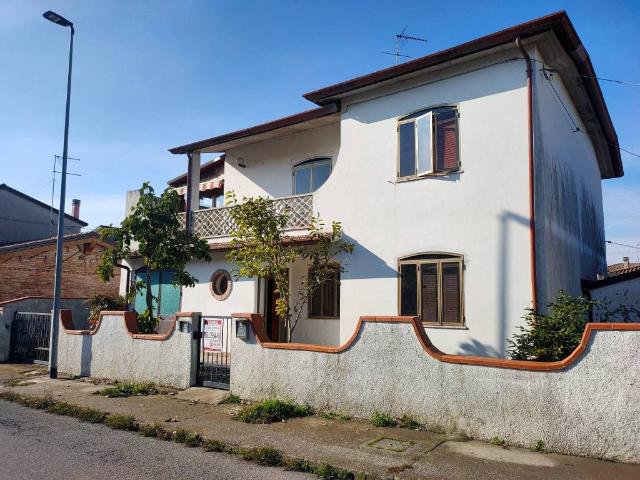 Villa in vendita a Goro FE