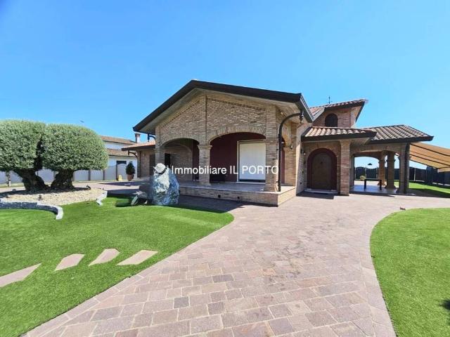 Villa in vendita a Goro FE