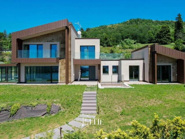 Villa in vendita a Gavirate VA