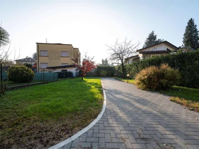 Villa in vendita a Gavirate VA