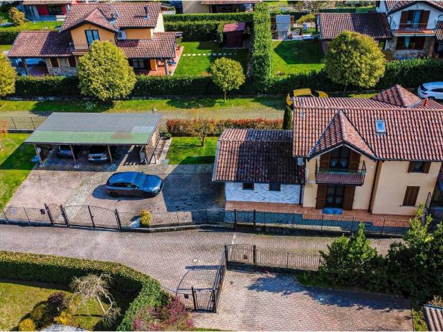 Villa in vendita a Gavirate VA