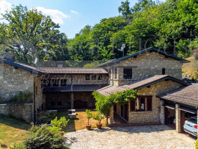 Villa in vendita a Gavirate VA
