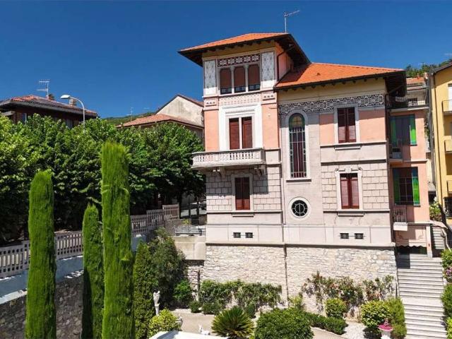 Villa in vendita a Gavirate VA