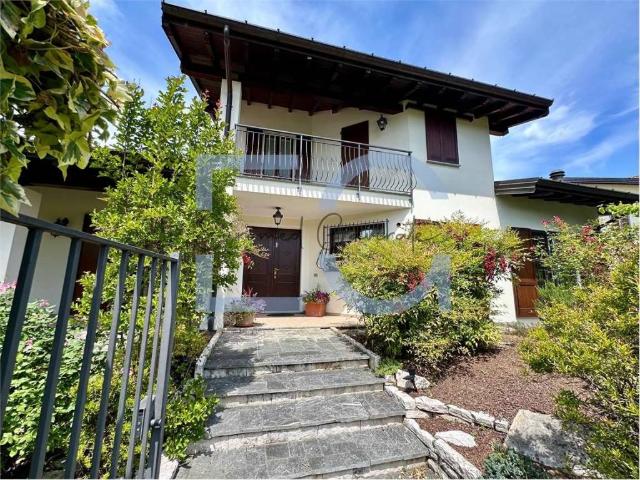 Villa in vendita a Gavirate VA