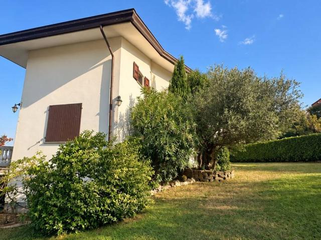 Villa in vendita a Gazzola PC