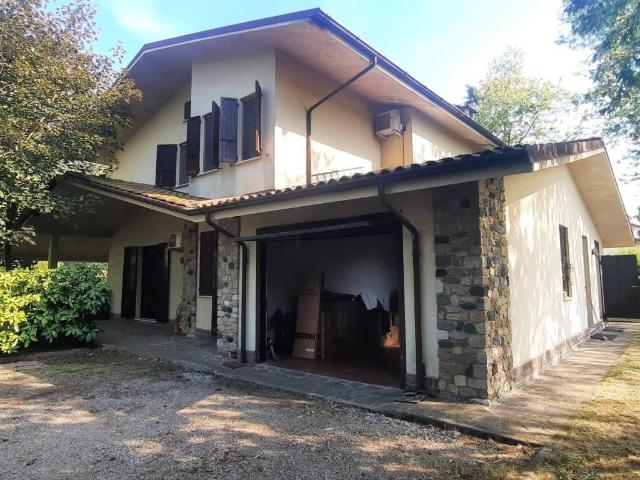 Villa in vendita a Gazzola PC