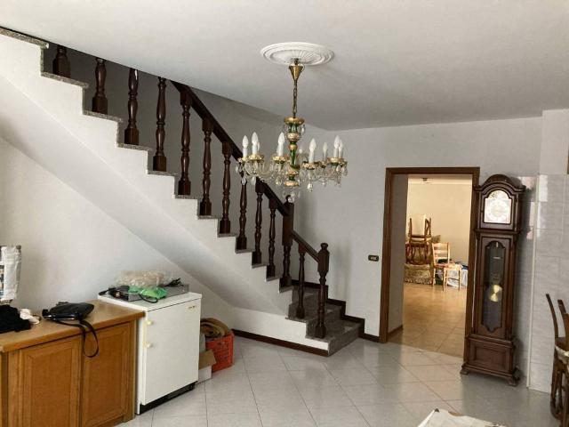 Villa in vendita a Gazzola PC