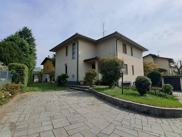 Villa in vendita a Gazzada Schianno VA