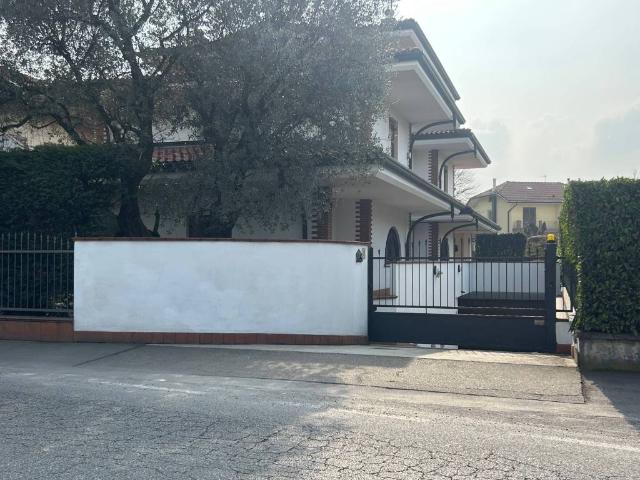 Villa in vendita a Garbagnate Milanese MI