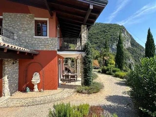 Villa in vendita a Gargnano BS