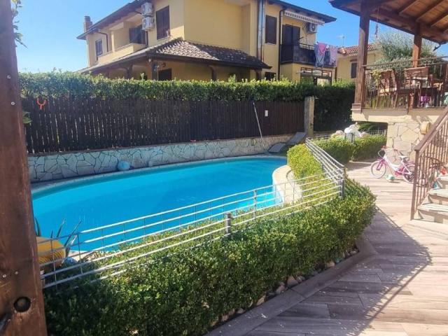 Villa in vendita a Giugliano in Campania NA