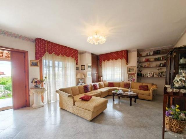 Villa in vendita a Giugliano in Campania NA