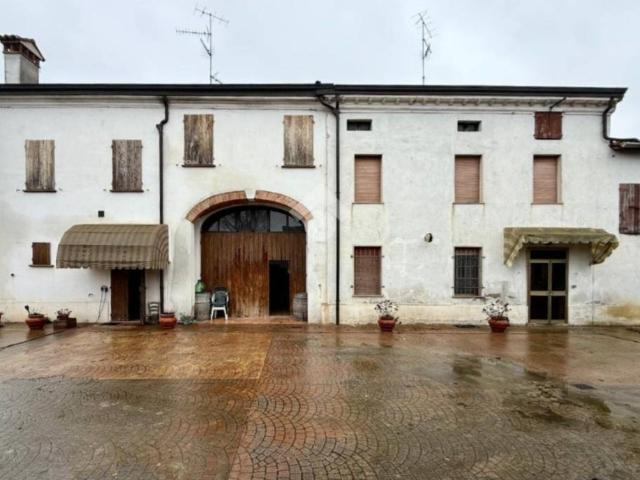 Villa in vendita a Gualtieri RE