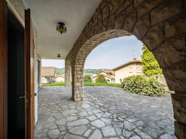 Villa in vendita a Dolzago LC