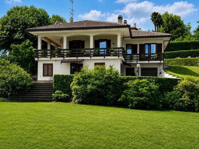 Villa in vendita a Dormelletto NO