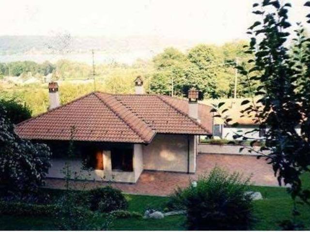 Villa in vendita a Dormelletto NO