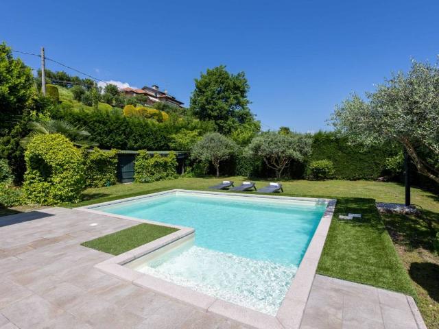 Villa in vendita a Dormelletto NO