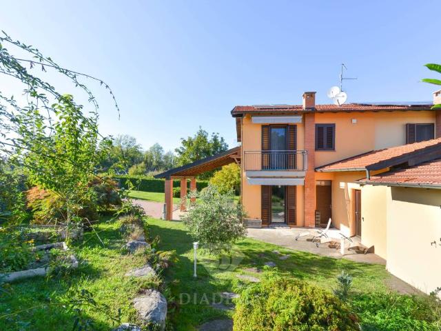 Villa in vendita a Daverio VA