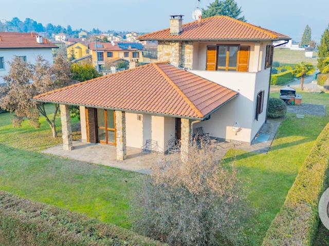 Villa in vendita a Daverio VA