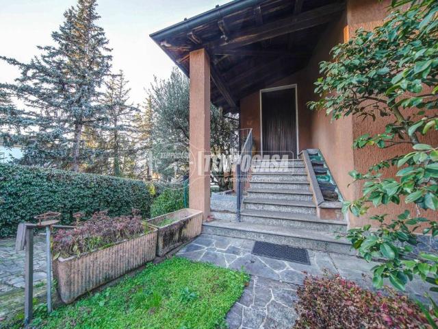 Villa in vendita a Daverio VA