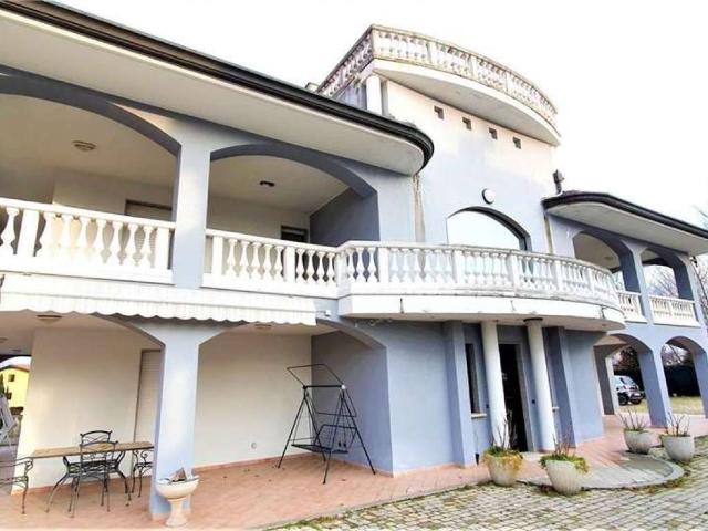 Villa in vendita a Divignano NO