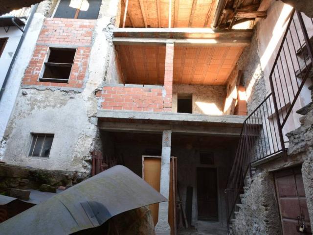 Villa in vendita a Dumenza VA