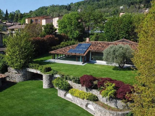 Villa in vendita a Erba CO