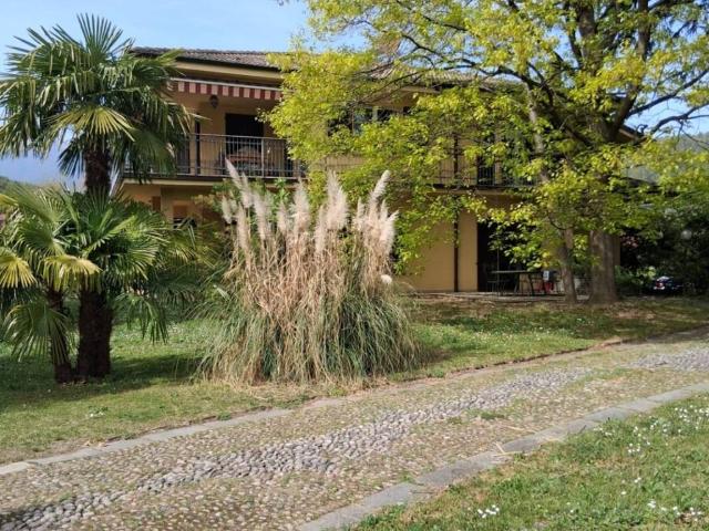 Villa in vendita a Erba CO
