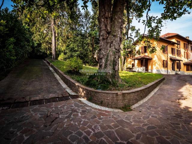 Villa in vendita a Erba CO