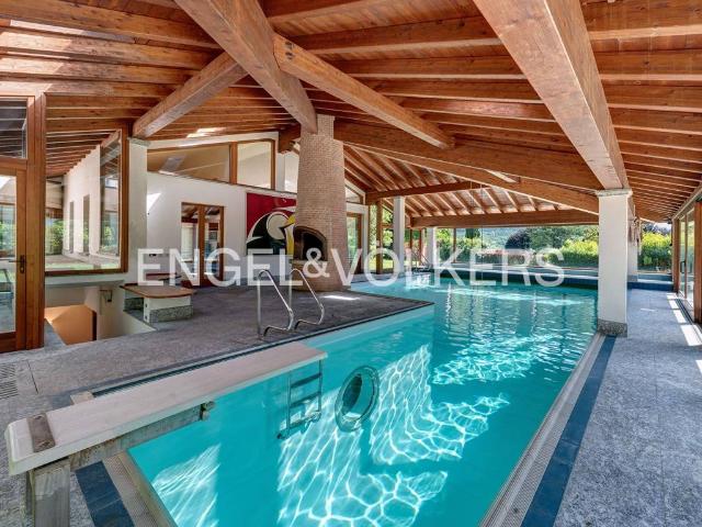 Villa in vendita a Erba CO