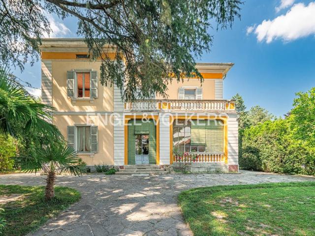 Villa in vendita a Erba CO