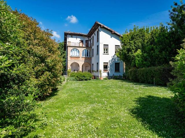 Villa in vendita a Erba CO