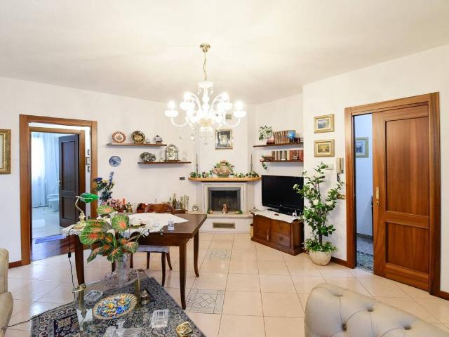 Villa in vendita a Erba CO