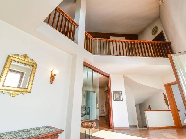 Villa in vendita a Erba CO
