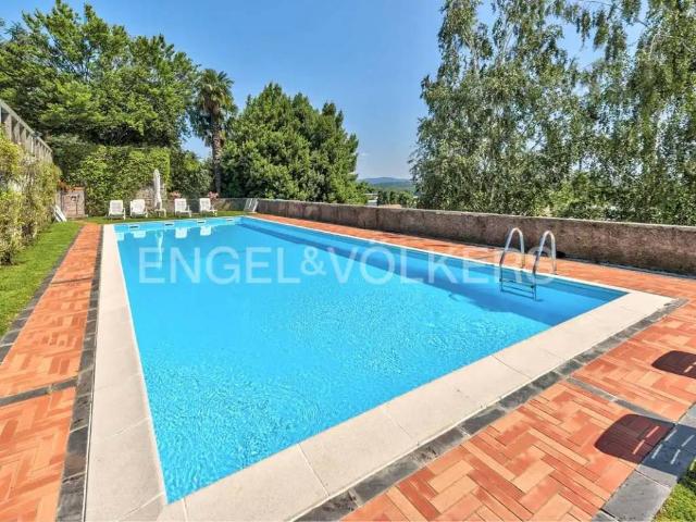 Villa in vendita a Erba CO