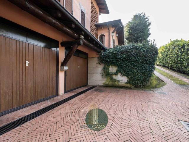 Villa in vendita a Erba CO