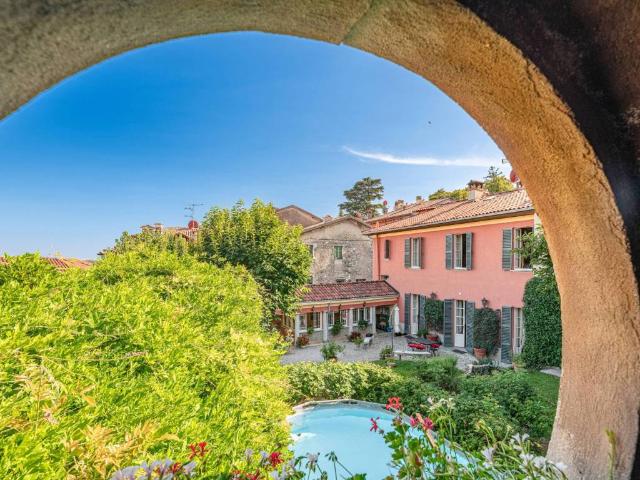 Villa in vendita a Erba CO