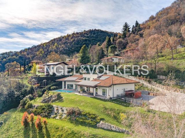 Villa in vendita a Erba CO