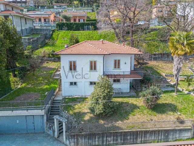Villa in vendita a Erba CO