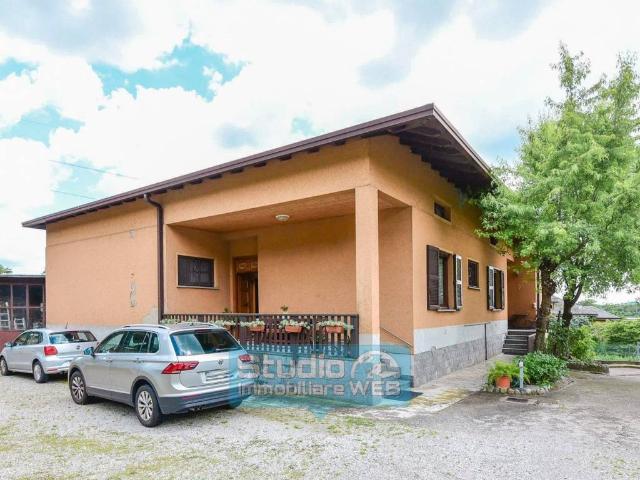 Villa in vendita a Erba CO