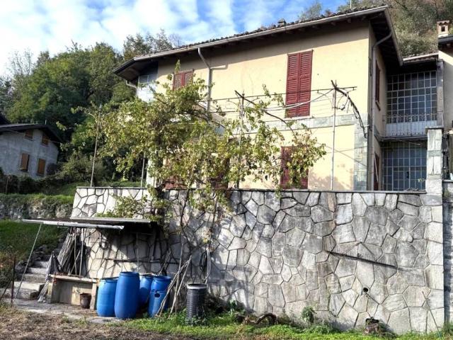 Villa in vendita a Erba CO