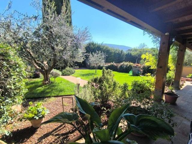 Villa in vendita a Foligno