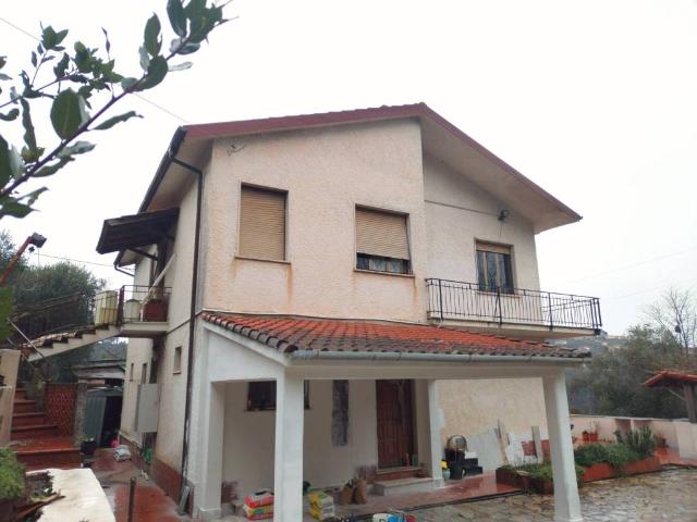 Villa in vendita a Follo SP
