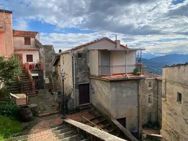 Villa in vendita a Follo SP